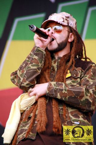 Alborosie (I) with The Sheng Yeng Clan 23. Summer Jam Festival, Fuehlinger See Koeln - Red Stage 04. Juli 2008 (4).JPG